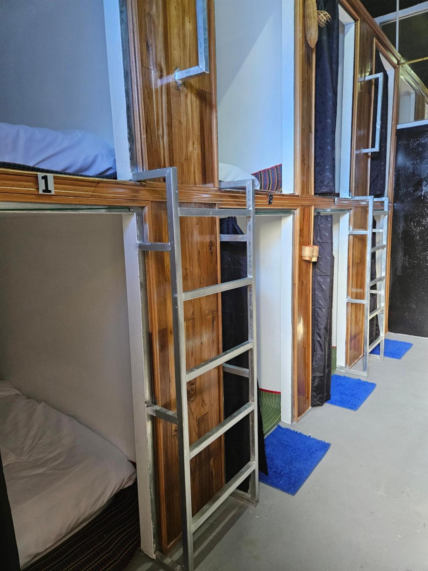 Kai Lions International Capsule Hostel Pakse Bagian luar foto